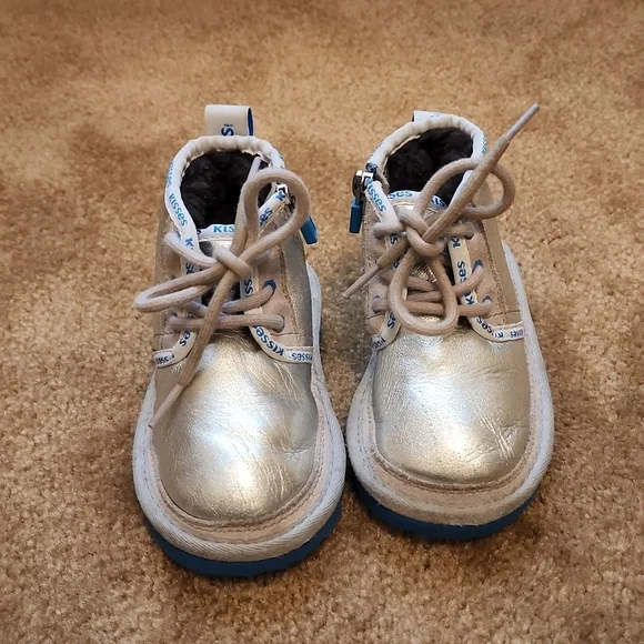 UGG Kids Kisses Neumel Zipper Boots - Picture 2 of 12